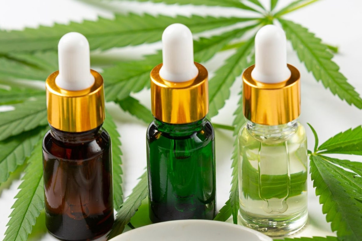 hemp-oil-from-hemp-seeds-leaves-medical-marijuana (2)-min
